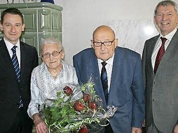 Landrat Johann Kalb (r.) und Bürgermeister Johannes Maciejonczyk (l.) gratulieren dem Jubelpaar Hermann und Rosl Dorn. Foto: p