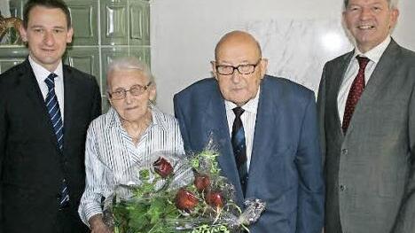Landrat Johann Kalb (r.) und Bürgermeister Johannes Maciejonczyk (l.) gratulieren dem Jubelpaar Hermann und Rosl Dorn. Foto: p
