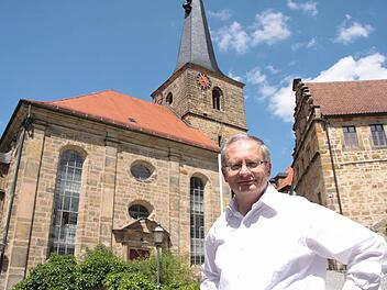 Dekan Hans Hager vor der Laurentiuskirche in Thurnau: Dort wird der 62-Jährige am 20. Juli in einem Gottesdienst mit Regionalbischöfin Dorothea Greiner in den Ruhestand verabschiedet. Foto: Jürgen Gärtner
