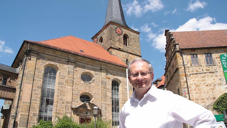 Dekan Hans Hager vor der Laurentiuskirche in Thurnau: Dort wird der 62-Jährige am 20. Juli in einem Gottesdienst mit Regionalbischöfin Dorothea Greiner in den Ruhestand verabschiedet. Foto: Jürgen Gärtner
