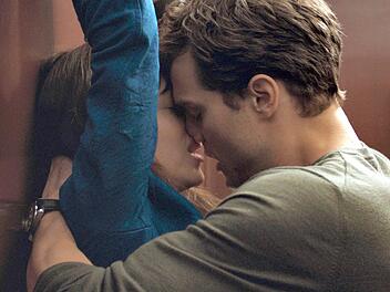 Die Schauspieler Jamie Dornan und Dakota Johnson in einer Szene des Films "Fifty Shades of Grey" Foto: dpa