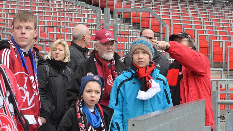 Die Besucher der Live-Tour im Nürnberger Stadion genießen die besondere Atmosphäre unmittelbar vor dem Anpiff. Foto: Nikolas Pelke