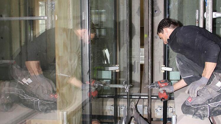 Allein im Lichthof werden mehr als 100 Glasscheiben eingebaut.