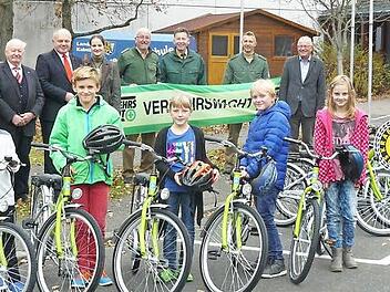Mit Freude nahmen die Mainleuser Schüler die 15 neuen gespendeten Fahrräder für die Jugendverkehrsschule entgegen. Unser Bild zeigt sie mit (hinten, von links) Gerhard Hahn, Manfred Sommerer, Hans Schappert und Reinhard Baumgartner vom Kraftfahrerschutz, Bernd Sesselmann und Sandra Geppert von der Verkehrswacht, den Verkehrserziehern Hermann Dörfler, Peter Schütz und Ralf Maisel sowie dem Vorsitzenden der Kreisverkehrswacht, Jürgen Schmidt.  Foto: Klaus-Peter Wulf