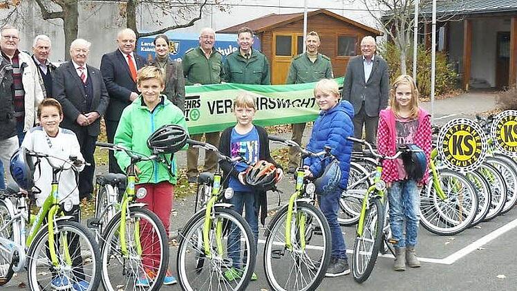 Mit Freude nahmen die Mainleuser Schüler die 15 neuen gespendeten Fahrräder für die Jugendverkehrsschule entgegen. Unser Bild zeigt sie mit (hinten, von links) Gerhard Hahn, Manfred Sommerer, Hans Schappert und Reinhard Baumgartner vom Kraftfahrerschutz, Bernd Sesselmann und Sandra Geppert von der Verkehrswacht, den Verkehrserziehern Hermann Dörfler, Peter Schütz und Ralf Maisel sowie dem Vorsitzenden der Kreisverkehrswacht, Jürgen Schmidt.  Foto: Klaus-Peter Wulf