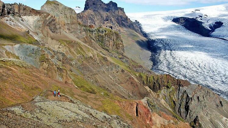Spektakuläre Gletscherlandschaften prägen das Bild auf der Vulkaninsel Island - ebenso wie die unzähligen Wasserfälle und Geysire.