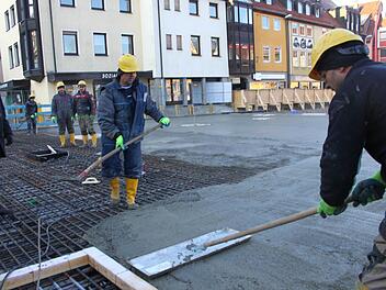 Heute Vormittag hat die Weismainer Firma Dechant mit dem Betonieren der Decke für die neue Tiefgarage begonnen.  Foto: Jürgen Gärtner