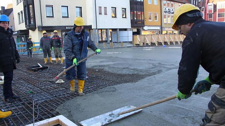 Heute Vormittag hat die Weismainer Firma Dechant mit dem Betonieren der Decke für die neue Tiefgarage begonnen.  Foto: Jürgen Gärtner