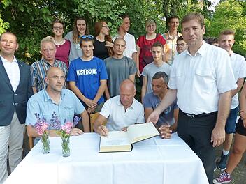 Der stellvertretende Schulleiter Bodo Sewekow, Marco Galvagnini, Pierluigi Fauri (schreibend), Luca Russo und Landrat Hermann Ulm (v. l.) beim Eintrag ins goldene Buch.  Foto: Pauline Lindner