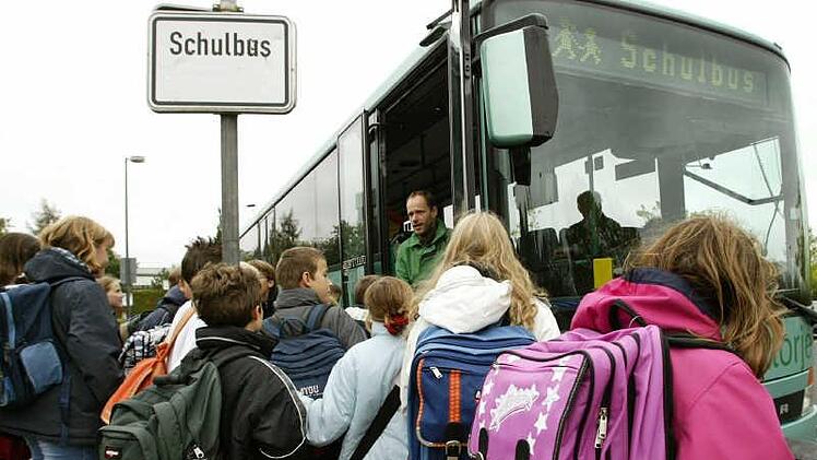 Ein Sch&uuml;ler verliert in Forchheim seinen Bus-Ausweis. Der Busfahrer verweigert ihm die Mitfahrt. Darf er das?   Symbolbild: Roland Weihrauch dpa
