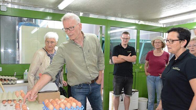 von links in der Wiegestation u.a. Franz Zang, Jan und Elisabeth Henninger. Foto: Elisabeth Assmann