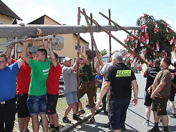 Die Freiwillige Feuerwehr von Königsfeld stellt den Baum auf.