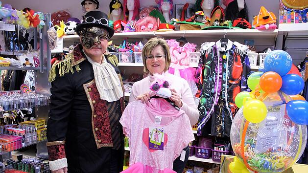 Andreas Bocklet hier als "Steampunker", Gattin Elke greift  eher zum Flamingokostüm. Foto: Werner Vogel