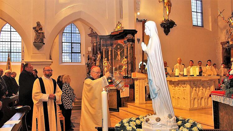 Kardinal Cordes segnet die Figur der Muttergottes aus Lourdes mit Weihrauch.