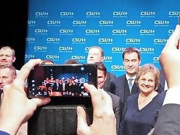 Die Bürgermeisterkandidaten durften auf die Bühne fürs Gruppenbild mit dem CSU-Vorsitzenden und Ministerpräsidenten Markus Söder. Foto: Barbara Herbst