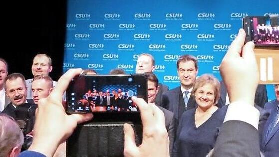 Die Bürgermeisterkandidaten durften auf die Bühne fürs Gruppenbild mit dem CSU-Vorsitzenden und Ministerpräsidenten Markus Söder. Foto: Barbara Herbst