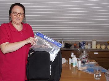 Gerne möchte die Onko-Kosmetikerin Nicole Göbhardt schnellstmöglich wieder ihre Tasche packen, um Krebspatientinnen Linderung bei den Nebenwirkungen von Chemo- und Strahlenbehandlungen zu bringen. Obwohl auch ohne Corona bei diesen Spezialbehandlungen höchste Hygienestandards gelten, fallen sie unter das Verbot des November-Lockdowns.  Sabine Weinbeer