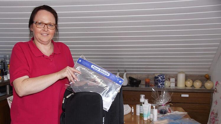 Gerne möchte die Onko-Kosmetikerin Nicole Göbhardt schnellstmöglich wieder ihre Tasche packen, um Krebspatientinnen Linderung bei den Nebenwirkungen von Chemo- und Strahlenbehandlungen zu bringen. Obwohl auch ohne Corona bei diesen Spezialbehandlungen höchste Hygienestandards gelten, fallen sie unter das Verbot des November-Lockdowns.  Sabine Weinbeer