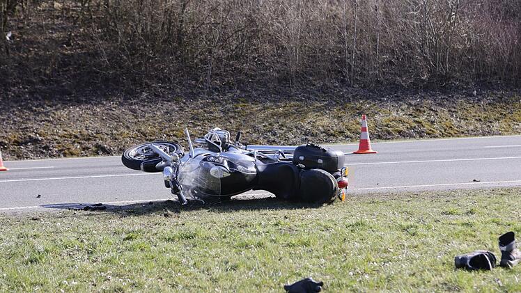 Motorradfahrer nach Kollision mit Lastwagen schwer verletzt