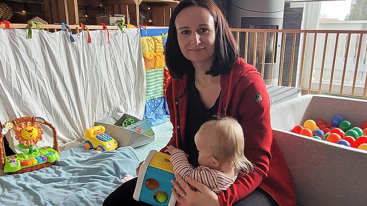 Jennifer Baumüller will das Netzwerk "Herzensangelegenheiten" gründen. Unser Bild zeigt sie mit Tochter Lusi,die mit einem schweren Herzfehler auf die Welt gekommen ist.