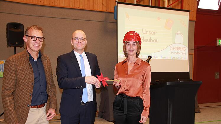 Obligatorische Schlüsselübergabe durch (von links) Architekt Stefan Richter an Bürgermeister  Dirk Vogel und Rektorin Marietta Menz.