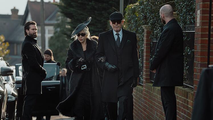 Gestorben wird immer, erst recht in einer Gangsterserie: Die Carrigans (Helen Mirren, Pierce Brosnan) müssen auf eine Beerdigung.