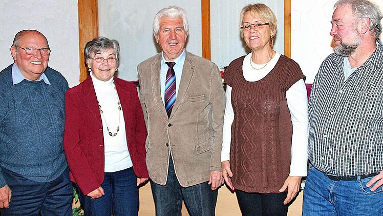 Vorsitzender der SPD-Arbeitsgemeinschaft 60plus im Unterbezirk Rhön-Hassberge bleibt August Werner (Augsfeld, Mitte). Seine Stellvertreter sind Rosalinde Heider (links daneben) und Adolf Lieb (ganz links). Über aktuelle Fragen der Politik sprach die Bundestagsabgeordnete Susanne Kastner, außerdem stellte sich der Landtagskandidat und Riedenberger Bürgermeister Robert Römmelt (rechts) vor. Foto: Dieter Britz