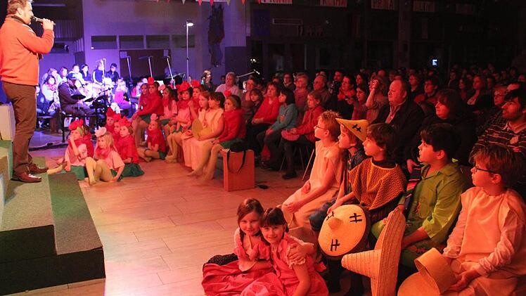 Schulleiter Philipp Arnold bei der Begrüßung der vielen Zuschauer.