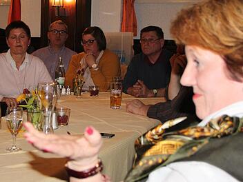 Knapp zwei Stunden lang stellte sich Bürgermeisterin Brigitte Meyerdierks den Fragen der Anwohner vom Oberen Straßfeld, Bad Brückenau. Foto: Ulrike Müller