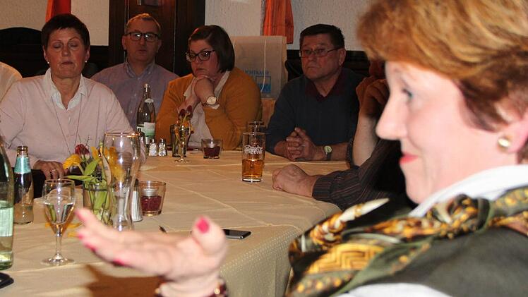 Knapp zwei Stunden lang stellte sich Bürgermeisterin Brigitte Meyerdierks den Fragen der Anwohner vom Oberen Straßfeld, Bad Brückenau. Foto: Ulrike Müller