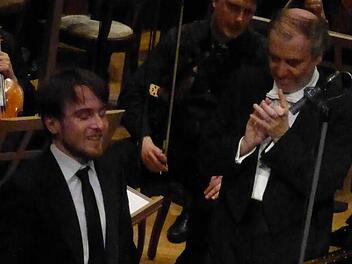 Kaum wiederzuerkennen: Daniil Trifonov trägt jetzt Bart. Valery Gergiev applaudierte ihm nach dem Chopin-Konzert. Foto: Ahnert