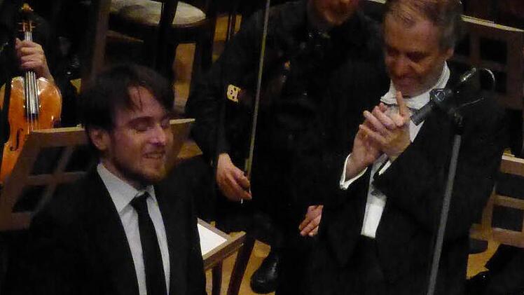 Kaum wiederzuerkennen: Daniil Trifonov trägt jetzt Bart. Valery Gergiev applaudierte ihm nach dem Chopin-Konzert. Foto: Ahnert