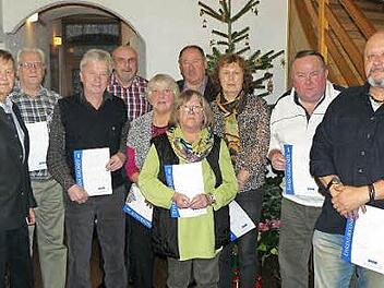 Treue Mitglieder des VdK-Ortsverbands Kupferberg wurden geehrt. Von links: Kreisvorsitzender Klaus Nenninger, Hans Pöllein, Alfred Schott, Vorsitzender Willi Rucker, Edeltraud Müller (für Ehemann Leonhard), Elsbeth Bauer, 2. Bürgermeister Alfred Kolenda, Ingeborg Hümmer, Karl-Heinz Mertel und Errol Hümmer. Foto: Klaus-Peter Wulf