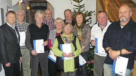 Treue Mitglieder des VdK-Ortsverbands Kupferberg wurden geehrt. Von links: Kreisvorsitzender Klaus Nenninger, Hans Pöllein, Alfred Schott, Vorsitzender Willi Rucker, Edeltraud Müller (für Ehemann Leonhard), Elsbeth Bauer, 2. Bürgermeister Alfred Kolenda, Ingeborg Hümmer, Karl-Heinz Mertel und Errol Hümmer. Foto: Klaus-Peter Wulf