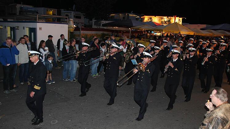 Das Marinemusikkorps Kiel beim Umzug um die Hofwiese Foto: Friedwald Schedel