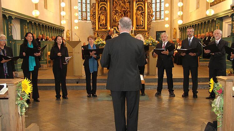 Das Vokalensemble TonArt umrahmte den Installationsgottesdienst - ebenso wie Kirchenmusikdirektor Ingo Hahn und der Bezirksposaunenchor. Foto: Sonny Adam