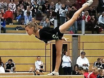 Lisa Schwarz und die Mädels-Riege der TS Herzogenaurach holten beim Regionalentscheid des Bayernpokals Bronze.  Foto: Peter Müller
