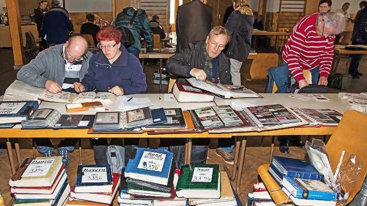 Stapelweise Briefmarken: Unter den Tischen lagen beim Regionaltauschtag die Alben mit sämtlichen Briefmarken aus Deutschland.  Foto: Klaus Gagel