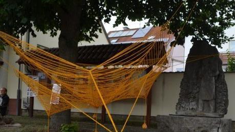 Ein Gedankennetz ist mitten in Ramsthal gesponnen. Foto: Andreas Lomb