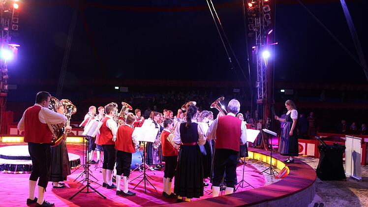 Die Blaskapelle Ebenhausen spielte im Circus Krone. Foto: Werner Vogel