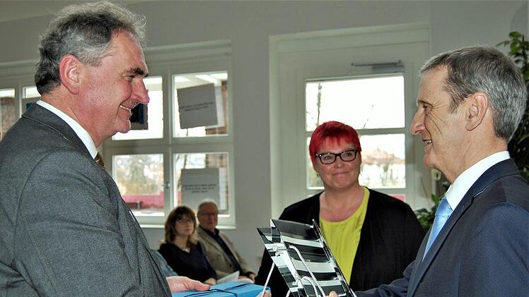 Schulamtsdirektor Rupert Kestler (rechts) begrüßte Rektor Hans Hanna und Konrektorin Ellen Erhard offiziell in ihren Ämtern. Sigismund von Dobschütz