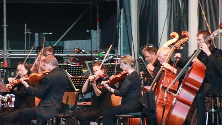 Tausende von Zuhörern bejubelten das Philharmonische Orchester des Landestheaters Coburg unter Leitung von Roland Kluttig  beim Klassik-Open-Air im Rosengarten.Foto: Jochen Berger