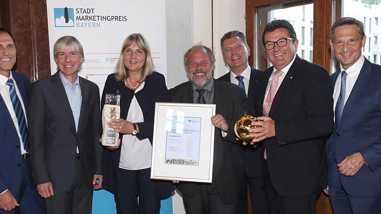 Strahlende Gesichter, strahlende Sieger (von links): Roland Wölfel (Cima), Oberfrankens Regierungsvizepräsident Thomas Engel, Coburgs Zweite Bürgermeisterin Birgit Weber, die Weihnachtsbaum-Koordinatoren Michael Böhm und Michael Selzer, Wirtschaftsminister Franz-Josef Pschierer und Wolfgang Puff (Handelsverband Bayern). Foto: Bayerisches Wirtschaftsministerium/A. Beier <