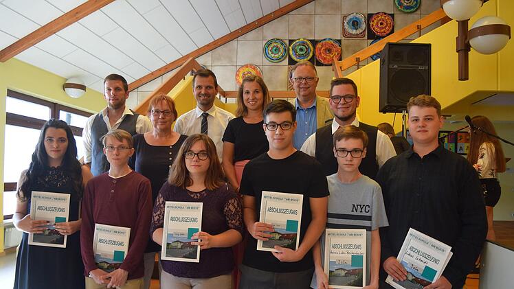 Der Schulbeste Lukas Schmidt und die Klassenbesten zusammen mit Drittem Bürgermeister Martin Stingl (SPD), Schulleiterin Heike Stegner-Kleinknecht, Konrektor Jens Alex und den Klassenleitern der neunten Klassen. Foto: Daniela Pondelicek
