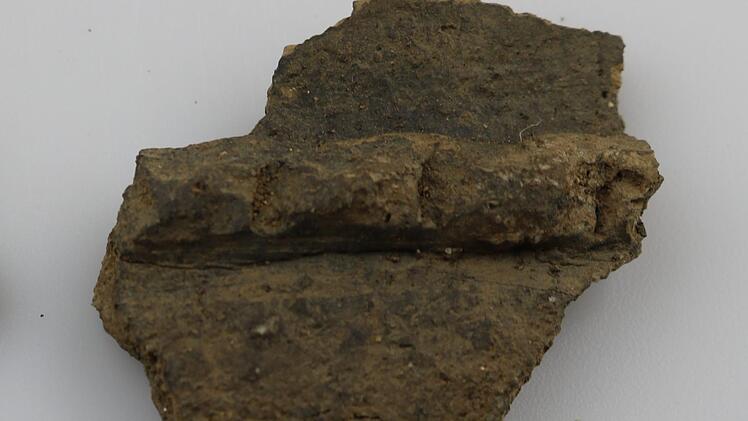 Die bronzezeitlichen Menschen haben ihre Tongefässe gerne mit Kammstichmustern versehen. Eines der Artefakte aus der Erlacher Fundgrube.  Archäologistik Bamberg