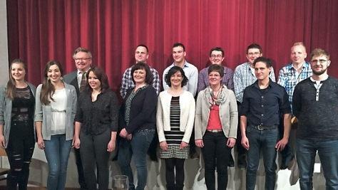 Der neue Vorstand des Musikvereins (vorne von links): Maria Welscher, Stephanie Gareis, Julia Wachter, Sabine Brückner, Sabine Rebhan, Melanie Welscher, Alexander Heinlein, Daniel Sünkel, hinten von links Bgm. Hans Pietz, Marco Müller, Bernd Pfadenhauer, Jens Lang, Josef Lang, Arno Kotschenreuther.  Foto: K.- H. Hofmann