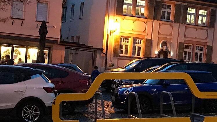 Viel Blech auf dem Marktplatz - das verdeutlicht auch dieses Foto, das wir von einem Leser zugesandt bekommen haben.  Foto: privat