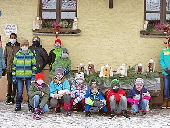 Die OGTS-Kids überreichten den OGV-Vorsitzenden Gaby Kotschenreuther (links) und Ursula Trebes (rechts) schöne Holzengel als weihnachtliche Deko für das Vereins-Domizil. Foto: Heike Schülein