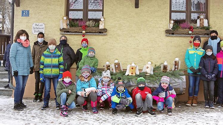Die OGTS-Kids überreichten den OGV-Vorsitzenden Gaby Kotschenreuther (links) und Ursula Trebes (rechts) schöne Holzengel als weihnachtliche Deko für das Vereins-Domizil. Foto: Heike Schülein