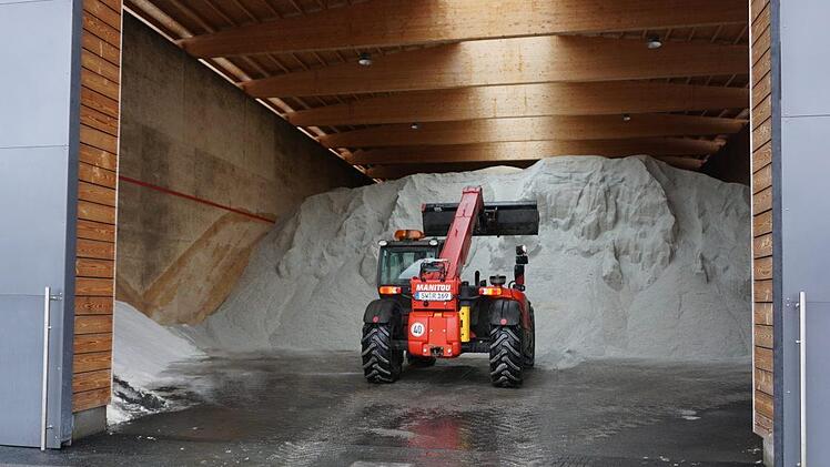 Gut gefüllt ist das Streusalzlager in Bischofsheim. Foto: Marion Eckert